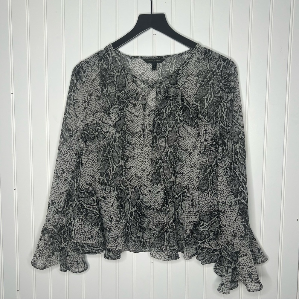 Banana Republic Tie Neck Ruffle Bell Sleeve Cool Snake Print Blouse Size Small